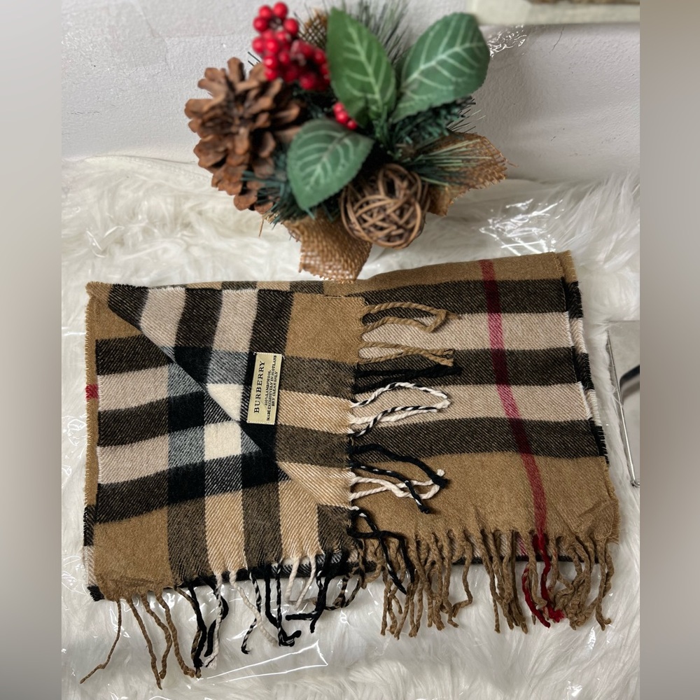 SOLD❗️Auth Burberry Classic Scarf 100% Lambswool made exclusively in Scotland